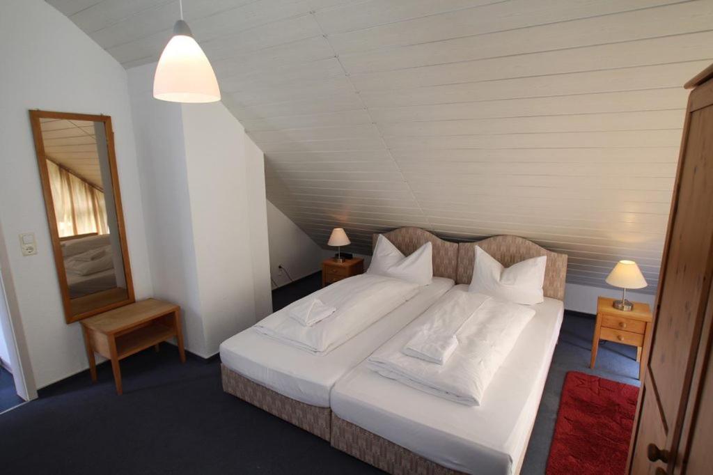 Hotel Garni Am Schaefersberg Niedernhausen Esterno foto